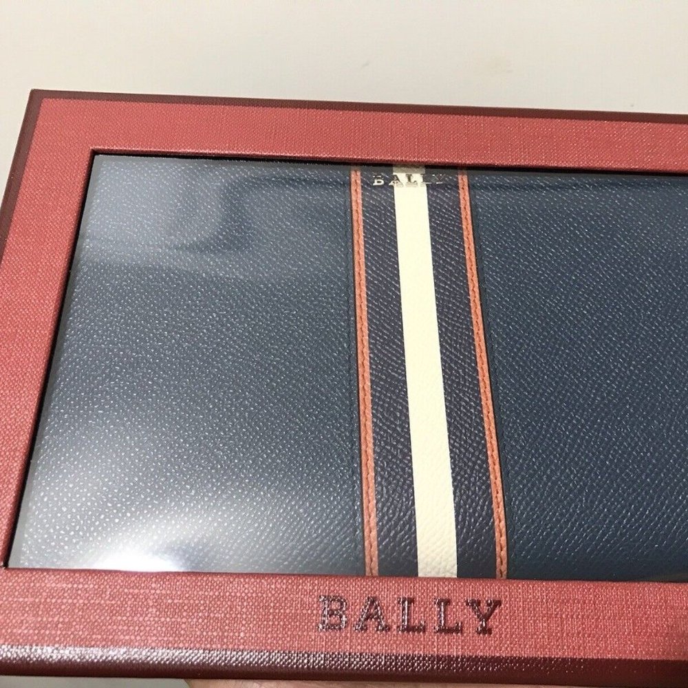 Bally Switzerland luxury & chic  beautiful leather zip wallet NIB$795